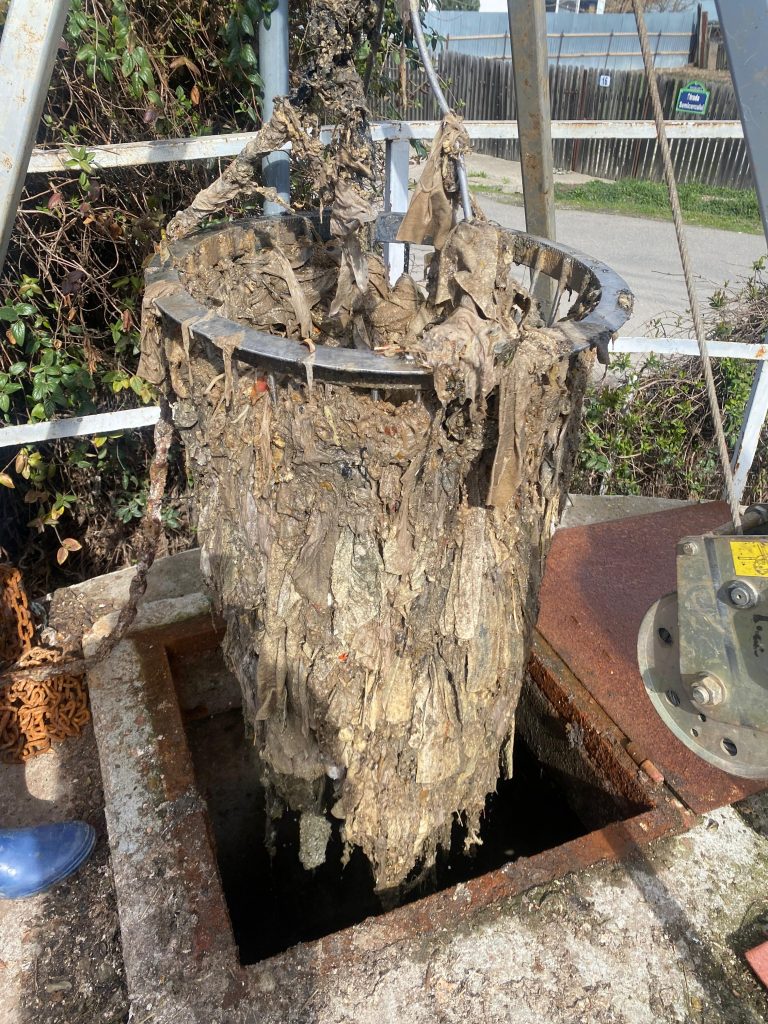 Canalizarea și pericolul ascuns din șervețelele umede