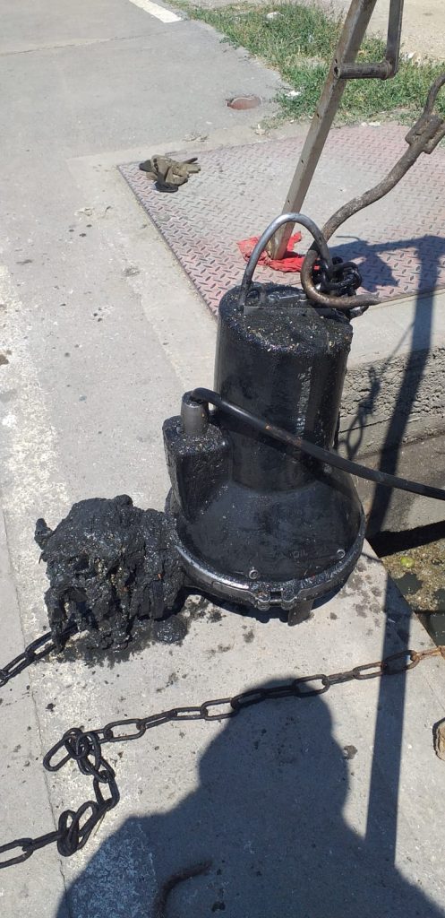 Pompe de apă înfundate cu deșeuri