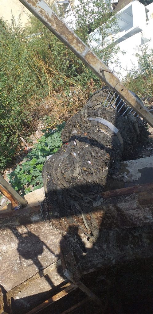 Coșurile folosite la curățarea SPAU-rilor ( stațiile de pompare a apei uzate) dau pe afară de deșeuri