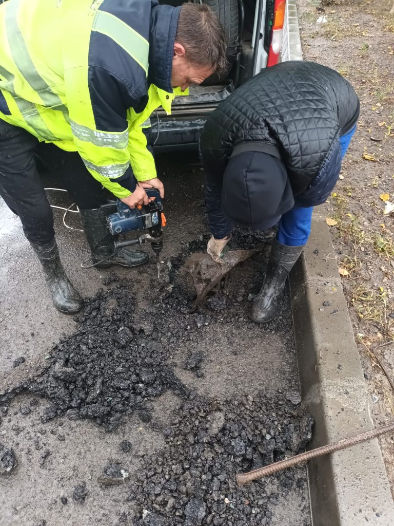 Geigerele de scurgere, astupate cu asfalt în urma lucrărilor de reabilitare a străzilor. Zona din spatele marketului Supeco se închide