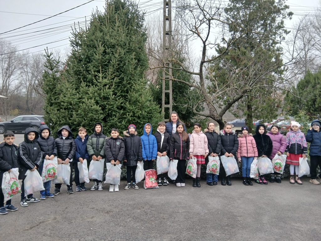 Colindători de la Școala Gimnazială „Sfântul Gheorghe” au adus spiritul sărbătorilor la Apa Service Giurgiu