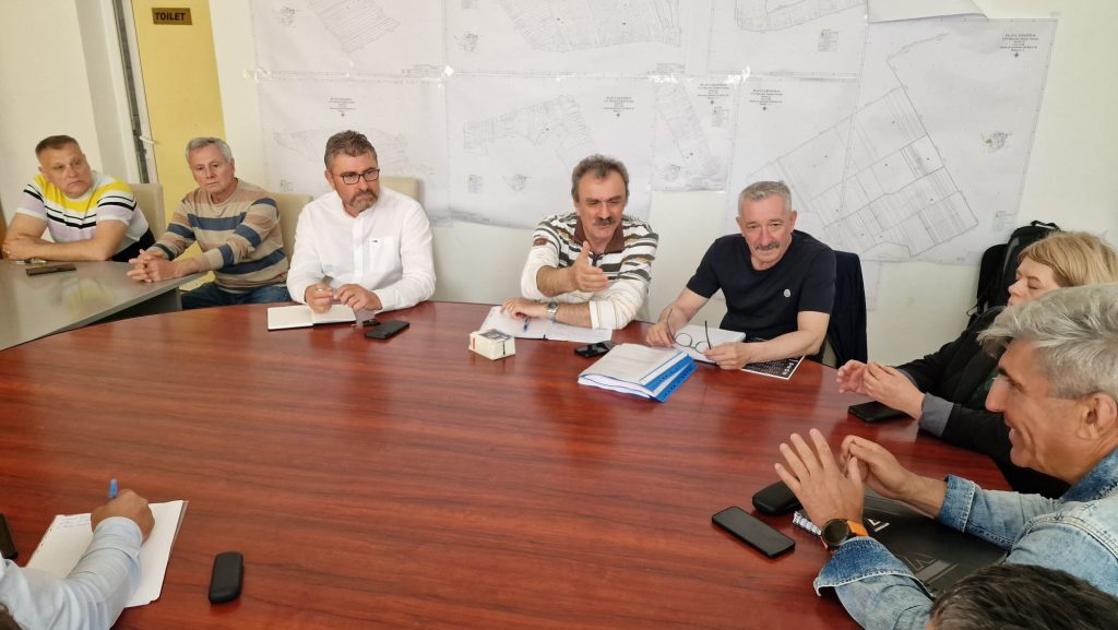 Încă puțin și încep lucrările la rețeaua de canalizare în localitățile Ogrezeni, Malu Spart și Suseni