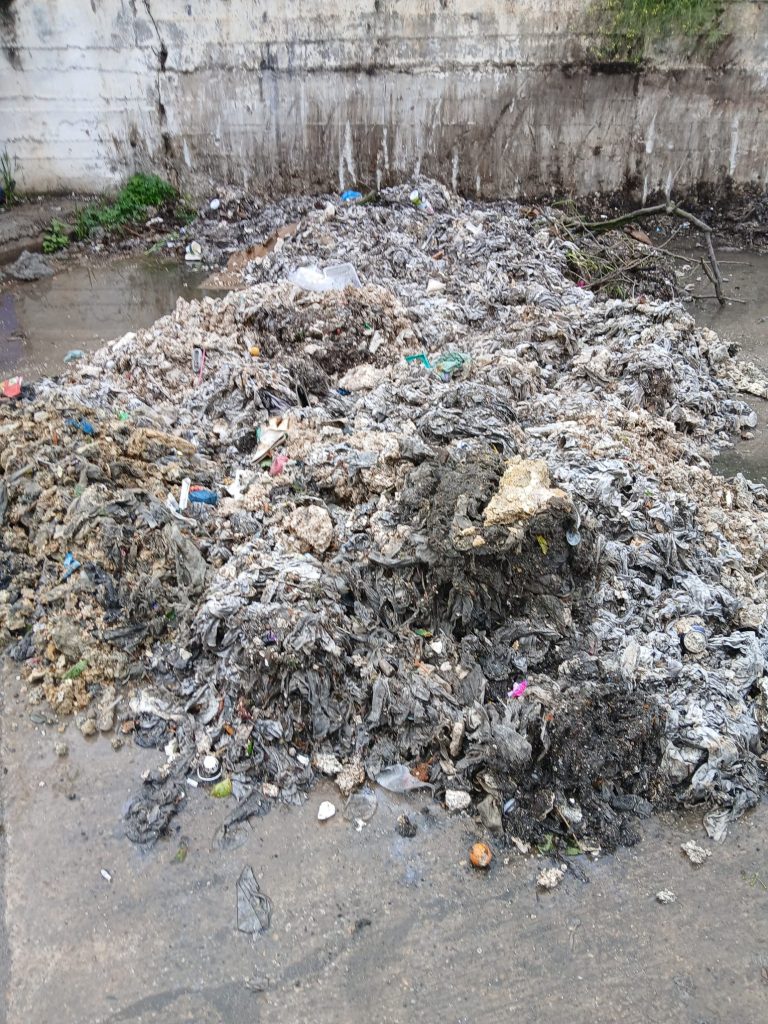 Canalizarea din Giurgiu, sufocată de gunoaie la scurt timp după curățare