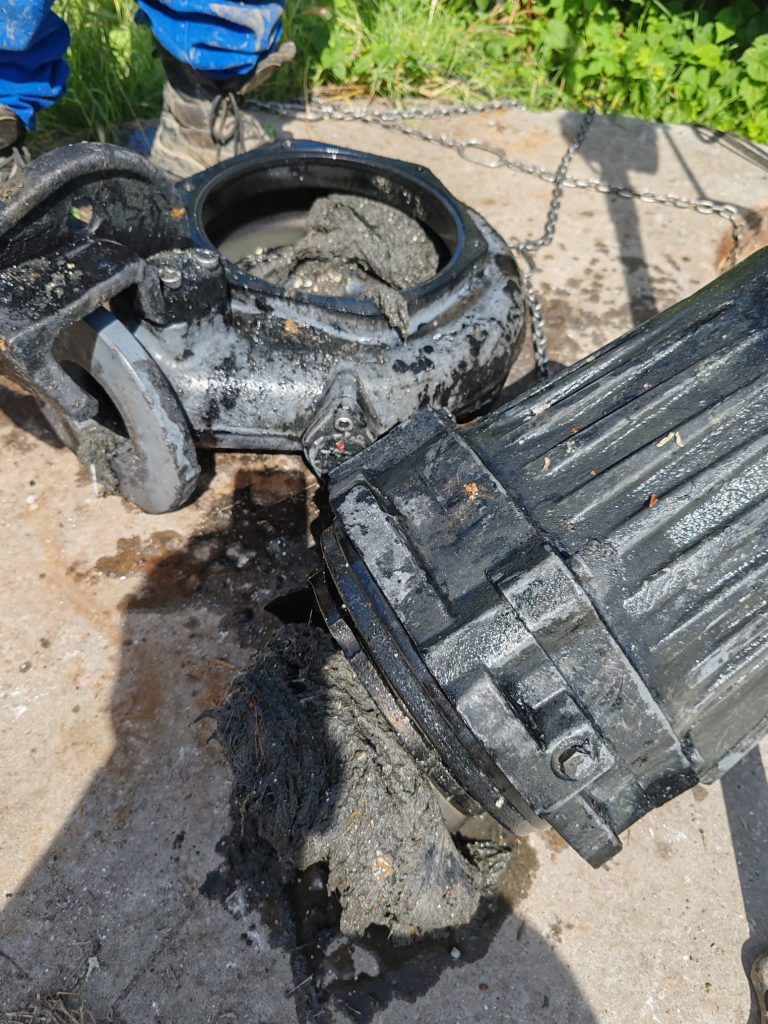 Toaleta NU este tomberon! Servetelele umede și deșeurile blochează pompele de apă uzată și generează costuri suplimentare